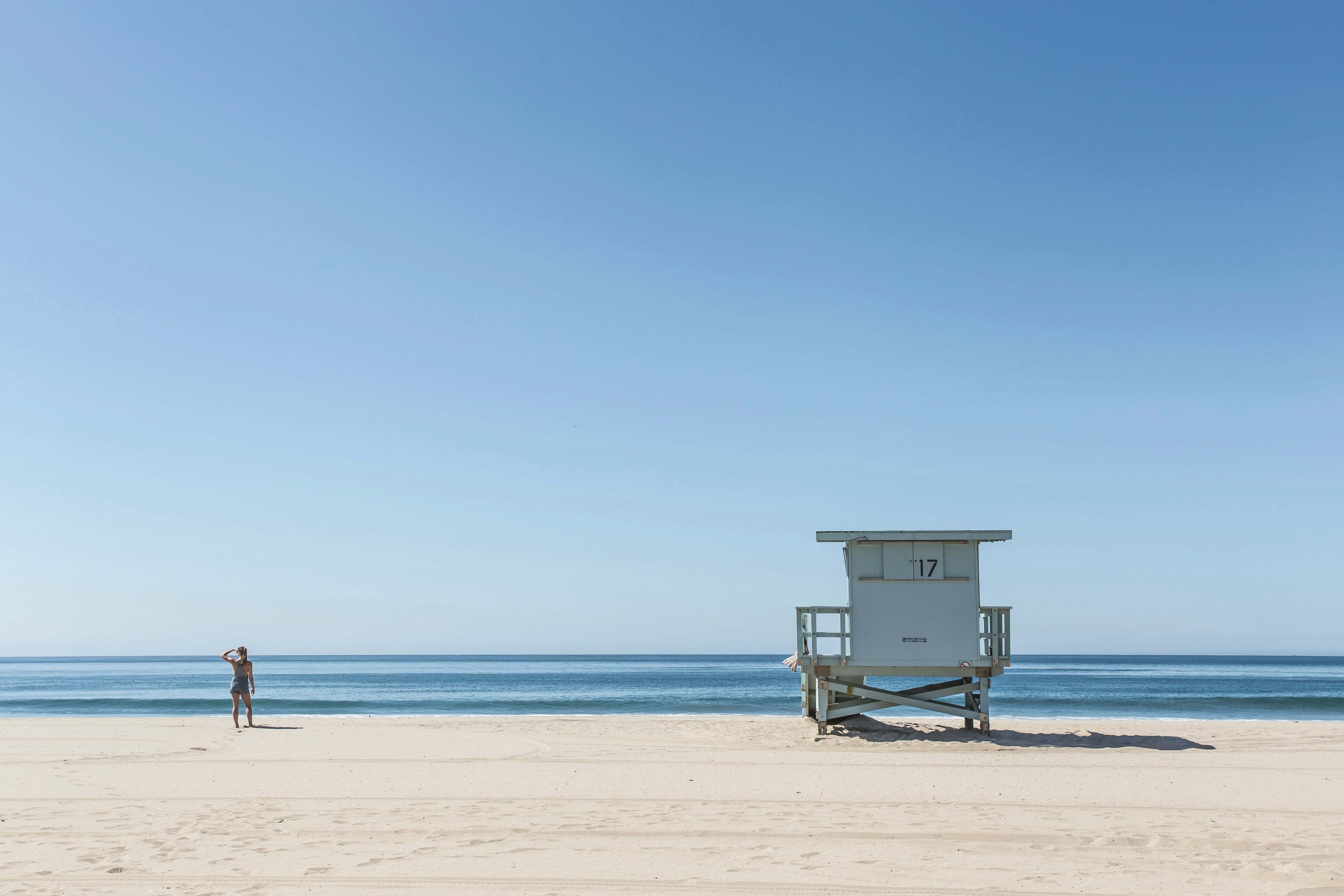 Los Angeles beach lifeguard stand